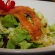 Salata sa dimljenim lososom