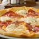 Prosciutto e mascarpone pizza