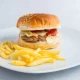 Burger i pomfrit