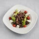 Biftek salata sa karamelizovanim lukom, fetom i prelivom od meda, soja sosa 220g