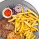 Pljeskavica sa lukom i pomfritom 200g