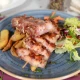 Pileći ražnjići u slanini